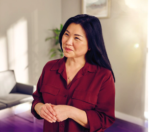 마운자로 환자 모델 사진 4 (자주색 상의를 입은 여성, 액터)